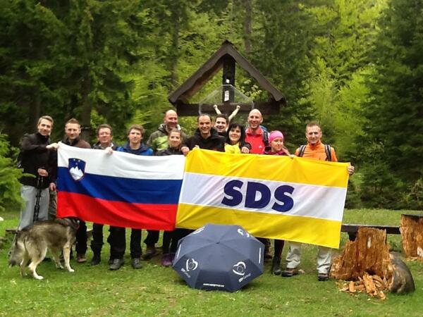 Pred vzponom na Golico, gledat narcise. #slovenijavsrcu #sds4ep