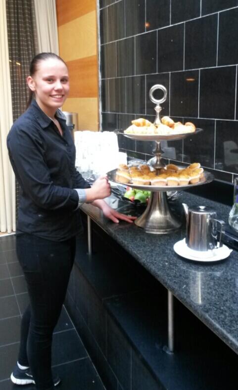 Är det lördag får man äta muffins till frukost! Elin fyller på för de sötsugna:)