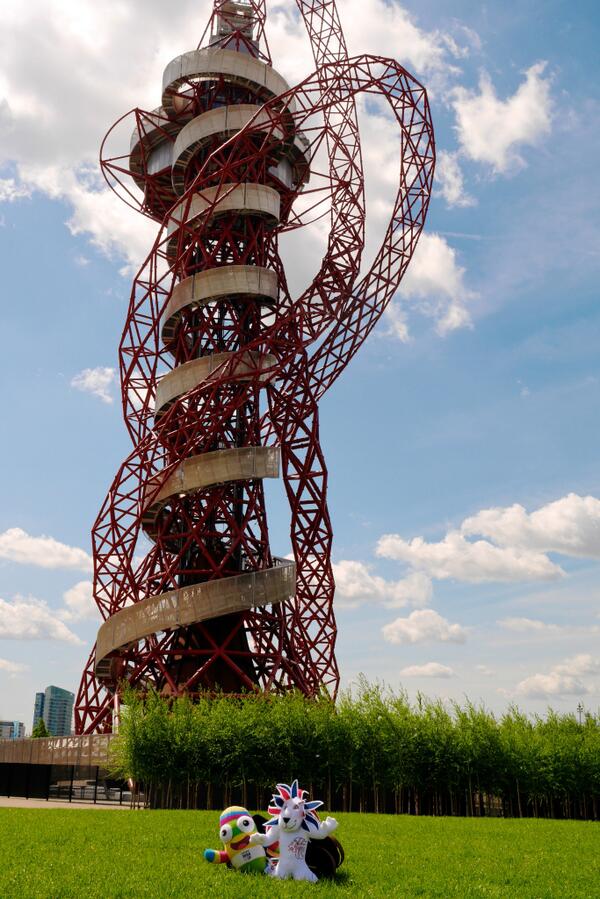 #Nanjing2014 virtual torch relay is in the UK so <a href="/TeamGB_Pride/">Pride the Lion</a> is taking Nanjing LeLe on tour of the Olympic Venues