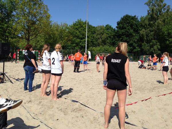 Heerlijk beach handbal weer im bathmen.
Jeugd lekker enthousiast.
Morgen de A jeugd en senioren zweten in het zand