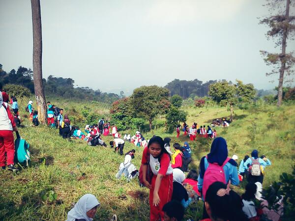 ghinadj's tweet image. Sajisapo (Satu Jiwa Satu Pohon) SMAN 26 Bandung. (y) Cc: @ridwankamil