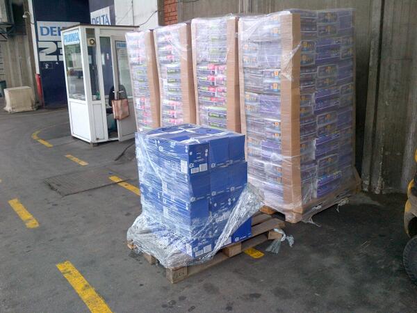 Delta_Holding's tweet photo. Kažu da su najugroženija deca. Naš Delta DMD upravo je predao šleper pelena za bebe i vlažnih maramica #poplave http://t.co/4VyyPZeGar