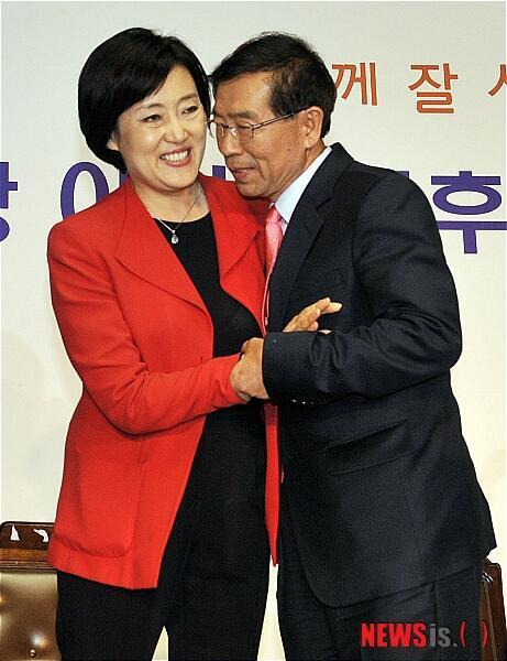 박원순 재산이 마이너스 7억이라니 집구석이 망하지 않은게 수상하다
일반 가정은 5천마원 마이너스면 식구가 뿔뿔이 헤어지고 사채업자가 장기 팔라고 한다.서울시장 월급은 어디에 쓰기에 마이너스냐.이것도 자랑  뭐하냐