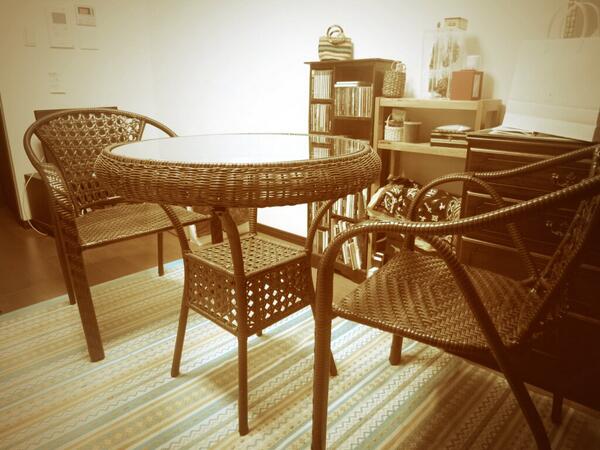 chomoQomolangma's tweet image. テーブルをアジアンテイストにしました！
クッションとテーブルクロス買わなきゃ。