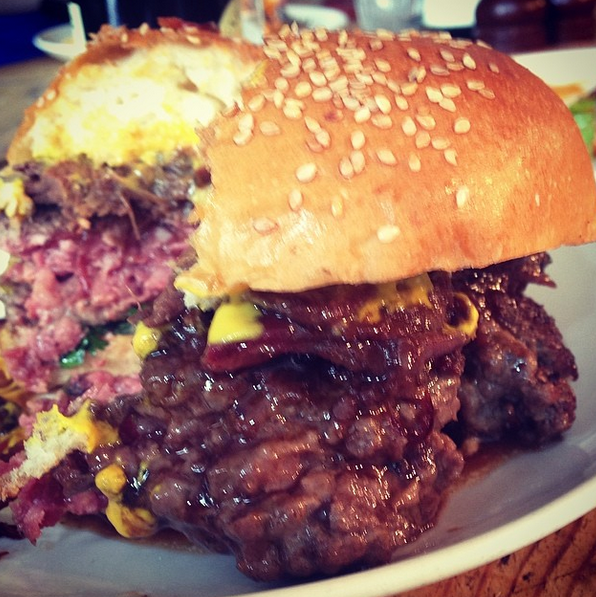 LDNBestBurgers's tweet photo. an inside out look at @frontlinechef burger #castiron #crust #coarsegrind #londonsbestburgers VIA @youngandfoodish http://t.co/4wcgEoEVeO