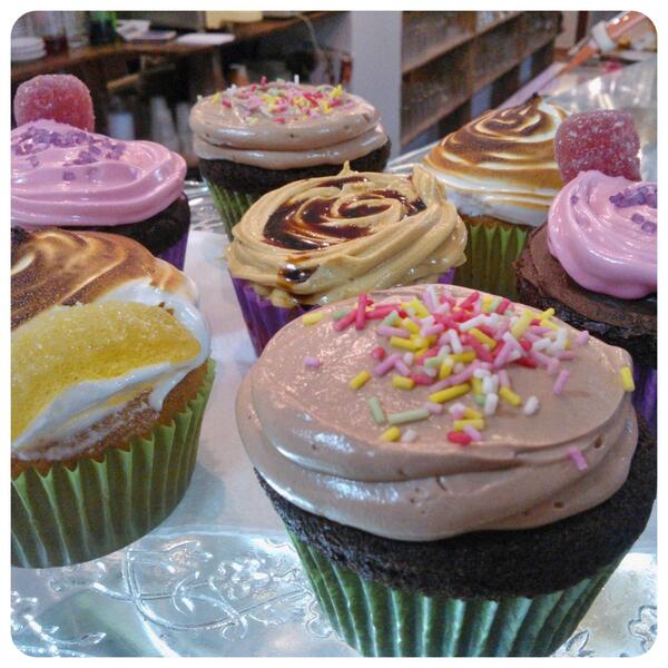 heladerianevada's tweet photo. #cupcakes recién horneados, acompañalos con un #batido de #helado o solos. Date prisa que se acaban!!! http://t.co/xkh0YLWyW5