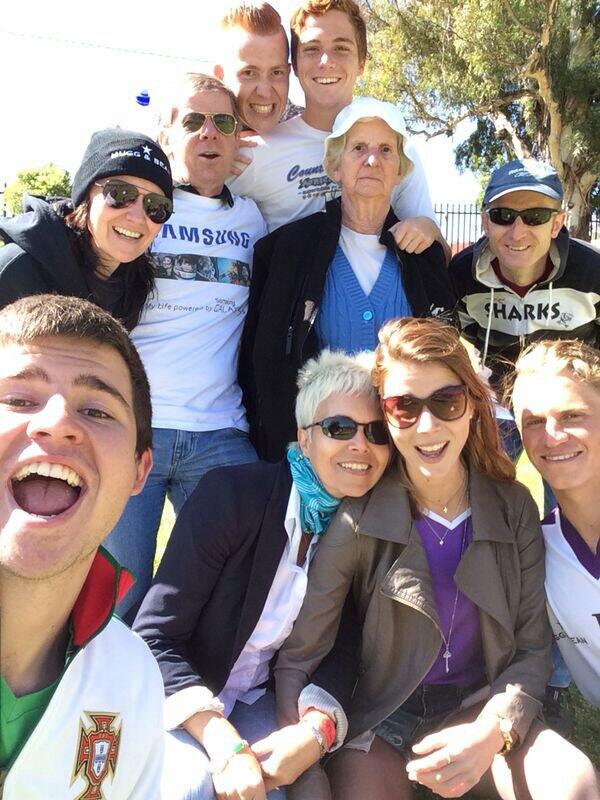 JadedeSousa2's tweet photo. Selfie time at Varsity Cup Hockey :D #10peopleinaselfie #VShockey #jetsetter @jet_fashion @varsitysportsSA http://t.co/sQBRSLzn2S