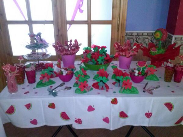 marin_celia's tweet photo. Hay que ponerle color a la vida y hoy hemos endulzado el dia a una niña de comunion con esta mesa @Mari2711A http://t.co/06B0Q6aewP