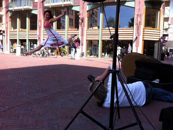 Fotoshoot voor Rode Loper. Model Lara de Vries (danseres) en fotograaf Geert Snoeijer in actie in Oostpoort!