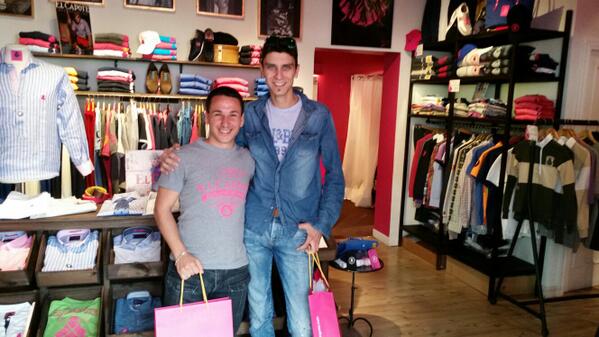Purgui14's tweet photo. @David_Villa_82 in madrid city in the tienda el capote, objetivo cumplido,ahora dia por madrid http://t.co/kwDTmEItll