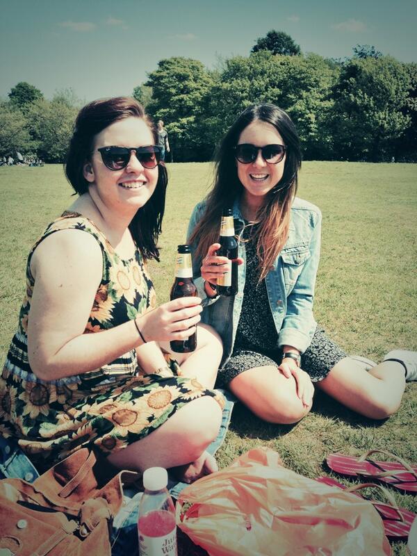 Verity_37's tweet image. Out in the sun #heatonpark #havefriends