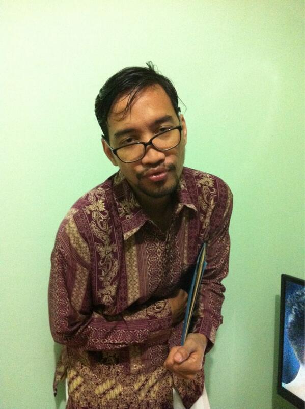 diandraandra's tweet photo. @netmediatama @KelMasaKini_NET rambut / wig nya pak RT #KMK_NET #NET_ONE http://t.co/l64jtmrF9h
