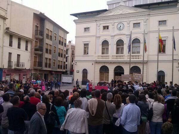 FRPC_org's tweet photo. Gràcies a totes i tots per fer de la concentració #TotsAmbBou en suport a @BouMaiTeProu un veritable èxit. v/@miqmiq8 http://t.co/x20rWmCqPB