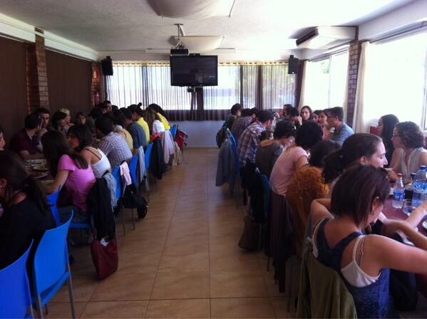 _cipereira's tweet photo. MT @COAMBcat Dinar de celebració després de l'Assemblea! #10anysCOAMB http://t.co/Cl2MP9I6YJ #Ambientòlegs #coamb
