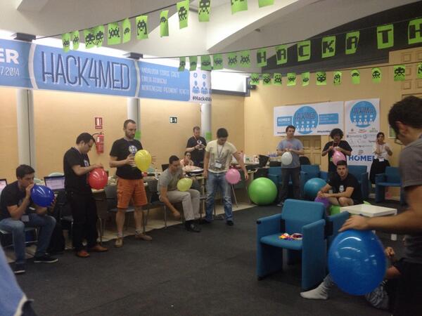 ActitudCOOL's tweet photo. Moooola! "@Hack4MedAND: ¿Cuánto tiempo hace que no juegas con un globo? Nunca has estado en un hackathon así http://t.co/HupRM1XvFA"