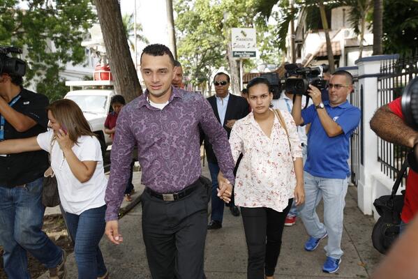 Esposos Frías llegan a Procuraduría General para confirmar que niño de San Miguelito es su hijo