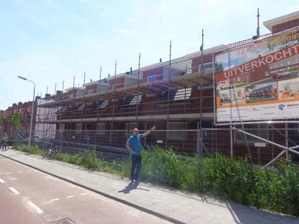 Trotse wethouder <a href="/BraakRuud/">Ruud Braak</a> bij de bijna voltooide starterswoningen van €140.000 in de Berkelse Oranjestraat.
