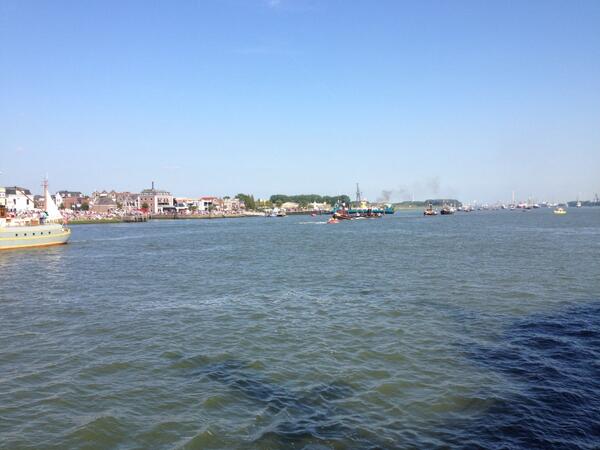DickSnoeck's tweet photo. vlootschouw #Maassluis400 http://t.co/q0roqiuZnA