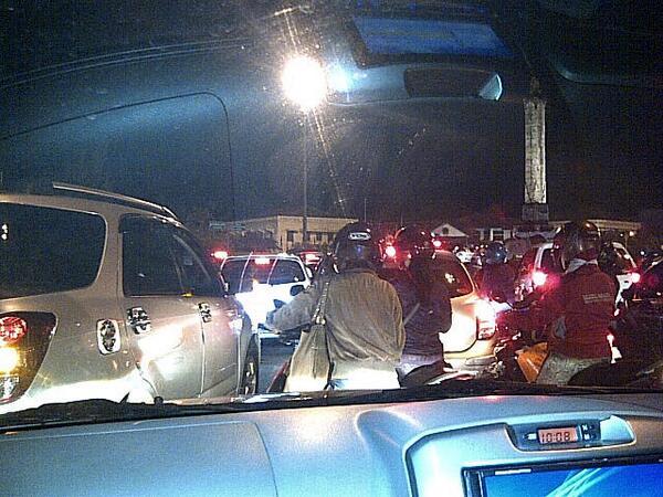 HORAS_Semarang's tweet photo. Stuck at tugu muda @KotaSMG http://t.co/VyAQg68VdZ