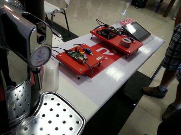 brunoborges's tweet image. See that screen? #JavaFX, then 2 #RaspberryPi and then the beer tap automated. Order on Twitter. #JavaBeer #TDC2048