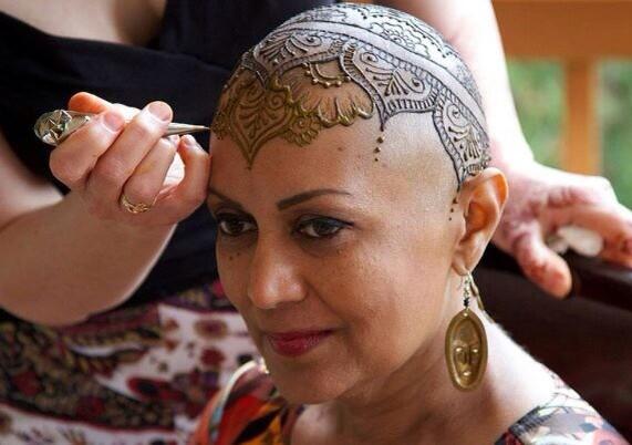 PositivePakstan's tweet image. This is Beautiful. A lady creates Henna crowns for cancer patients.