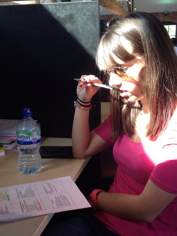 isabelezca's tweet photo. Así estudia @TamaraaGG #lincoln http://t.co/NMrR0Ozc1h