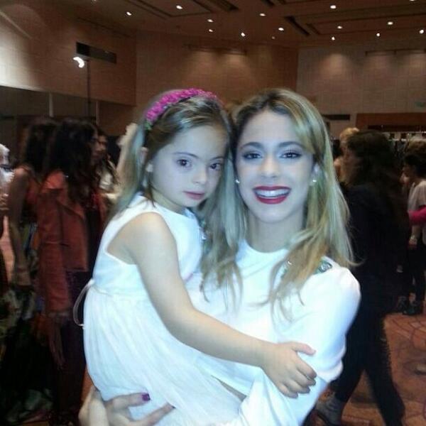 [FOTO] @TiniStoessel en el #DesfileInclusivo junto a una fan ¡Bellas!.