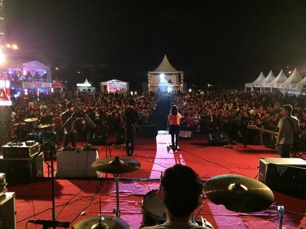 sofie keren suaranya RT <a href="/sofsofias/">You know who 💙</a>: THANK YOU FOR THE SINGALONG @LUD2014 !