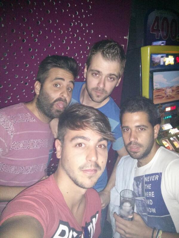 DavidMattz's tweet photo. SELFIE de buenos días! En @mamibluebeach con @andybecks_23 @jaimejaimis @javimirase253. Empiezo tras el partido!! http://t.co/4zpOSstzGP