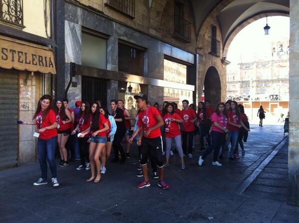 esplaifontsanta's tweet image. Fem una dancings ballant happy i enganxant somriures per salamanca!!! #conectajoven @fundacionesplai