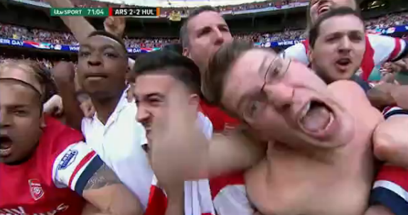 FootballFunnys's tweet photo. Meanwhile, Arsenal fans http://t.co/o7WnkI8KJl