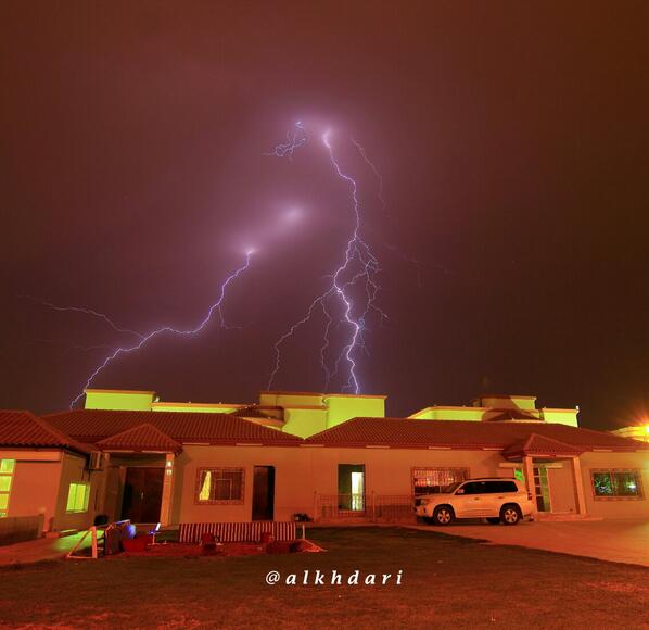 alkhdari's tweet photo. مطرنا بفضل الله ورحمته في #وادي_الدواسر قبل قليل .. http://t.co/sADXzq2gdP