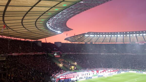 KfouriAndre's tweet photo. Nรฃo hรก outro estรกdio como esse no mundo. RT @FCBayernEN: Red sky above the Olympiastadion. A sign? #DoubleFever http://t.co/KwgTHD0XQ7