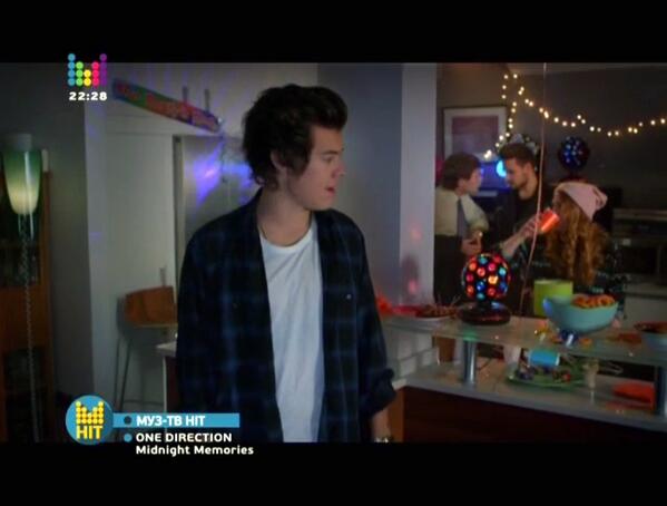 muz_tv's tweet photo. #МУЗТВХИТ 
@onedirection – Midnight Memories http://t.co/e24uXeHeHi http://t.co/0sqBHO0dxJ