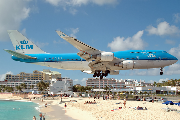 lhorreur404's tweet photo. Atterrissage d'un avion à l'aéroport de Saint-Martin en Antilles. http://t.co/kVBJU6Sbjb