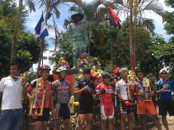 MilthonRuizjs's tweet image. Jóvenes deportistas saludan al general #sandinovive