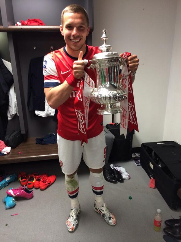 Lukas Podolski Com Great Feeling Here Is The Cup Thanx Fans You Rocked Wembley And Pushed Us Back Into The Game Facup Poldi Aha Http T Co 1xfxs8so73