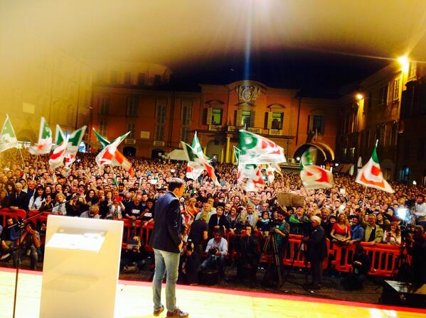 Non abbiamo più bisogno del podio....noi #inpiazza ci sappiamo stare! E lunedì tocca a Napoli <a href="/matteorenzi/">Matteo Renzi</a> "