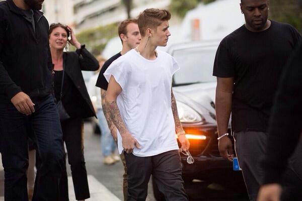 justinsbeLieb16's tweet photo. Another pic of Justin in France today.
RT if you wanna fuck him lol.
1rt=1vote
#heatJustinBieber http://t.co/ACCwQOiElz