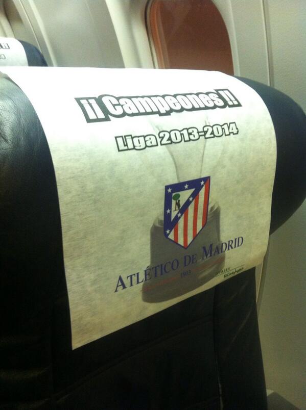 Atleti's tweet photo. El avión del equipo, engalanado para la ocasión. En minutos despegamos con destino a Madrid ✈️ ;) #LigaRojiblanca http://t.co/ghvBgYlIiB