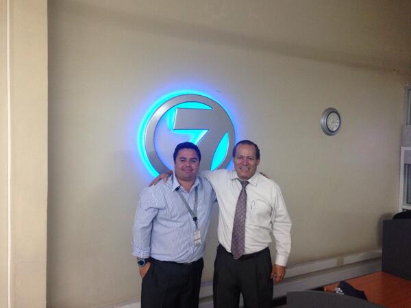 VaritosanchezA's tweet photo. Con uno de los periodistas más grandes de este país. Un honor poder consultarlo a diario, 30 años de exitosa carrera. http://t.co/KUDjXdDaxF