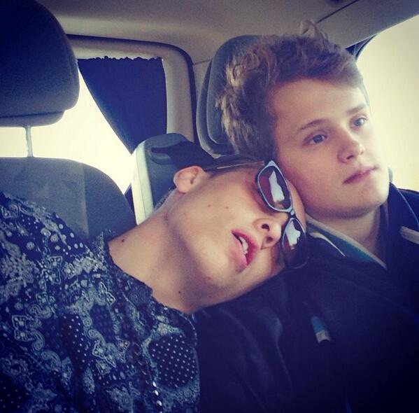 isoftenginex's tweet image. sleep on my shoulder baby