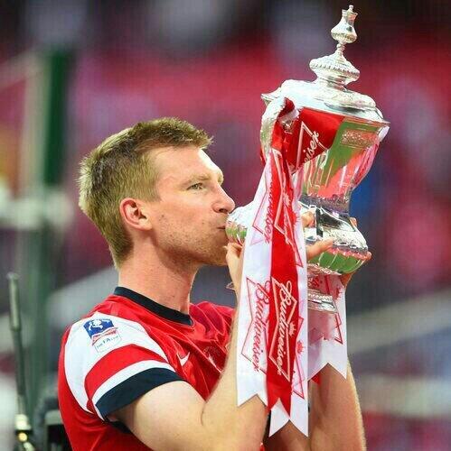 Footballosky's tweet photo. Mertesacker. http://t.co/WveCeiR63x