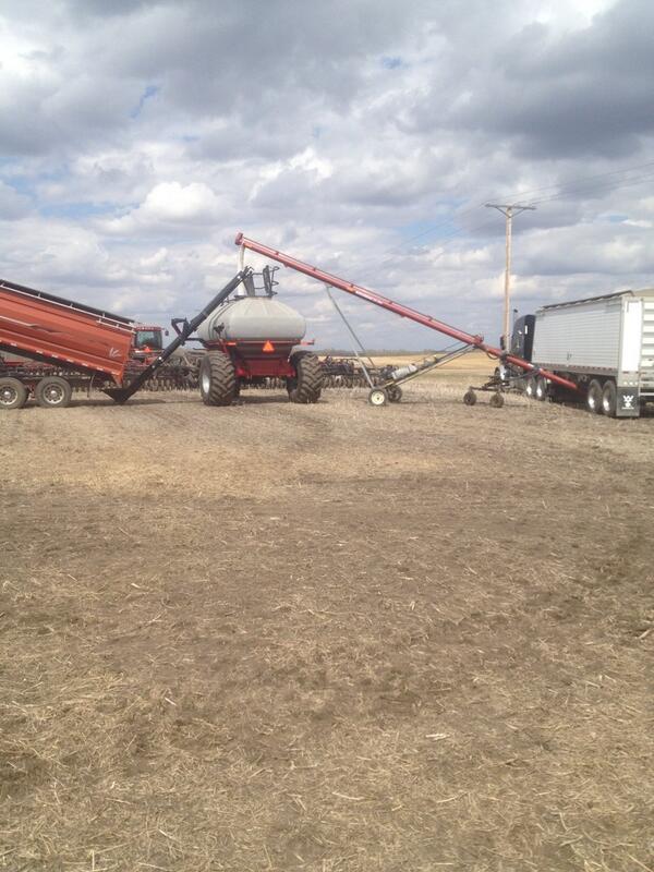 dustinweinkauf's tweet image. If one auger isn&apos;t fast enough use 2! #notimetowaste #multitask #farmerlogic #plant14 #backintheAC @westernproducer