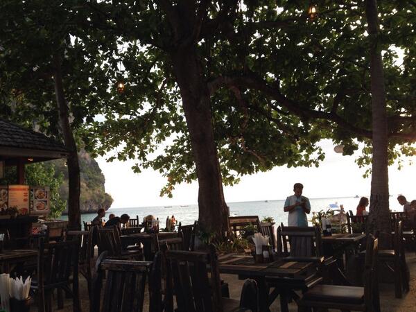 lourdess89's tweet photo. Como me gustaría cenar aquí ahora! #Thailand #raylaybeach #paradise #Love http://t.co/oTIJZGzaJd