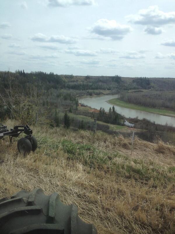 Allisonfarms's tweet image. Hate to let a wing fall off the side #grainfarmproblems