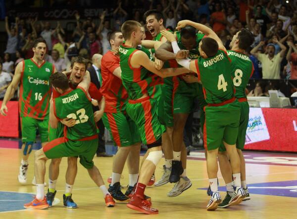 BaloncestoSev's tweet photo. Una imagen vale más que mil palabras. Gracias cajistas #elCajaesdePlayoff http://t.co/6FdRhyZozU