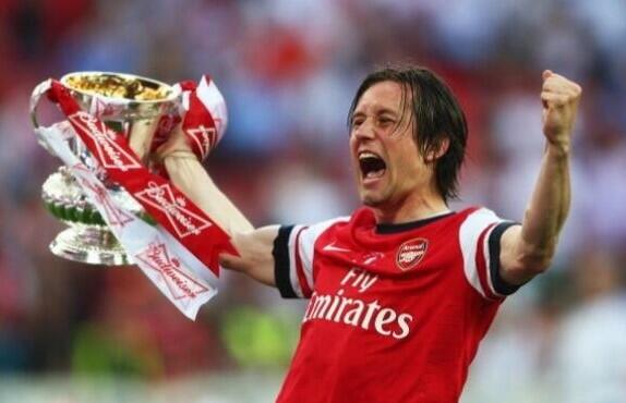 TetasArmy's tweet photo. This man has been waiting for this for years, loyalty, desire, commitment, the lot. An Arsenal legend. http://t.co/stTYdryK6Y