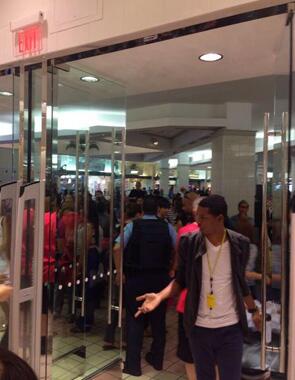 Disturbio en el centro comercial Plaza Las Américas ow.ly/wXR1X