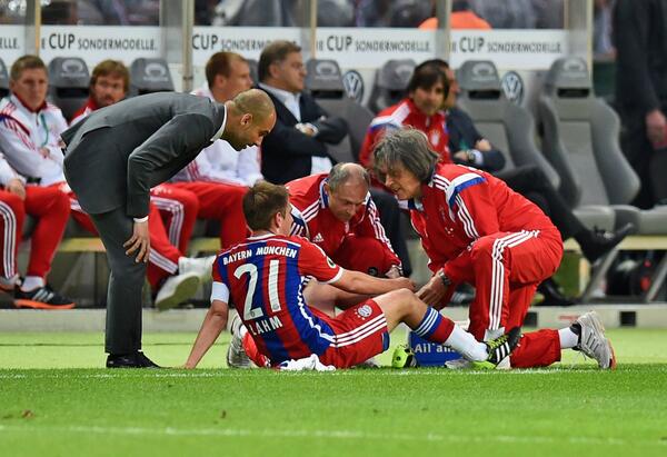 FCBayernEN's tweet photo. All clear for #Lahm: "It's not so bad. Hopefully I'll be fine again by Wednesday." #BVBFCB #DoubleFever http://t.co/0VNarJ8oqa
